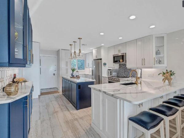 Luxurious Beachfront Condo in Longboat Key - Your Coastal Retreat Awaits